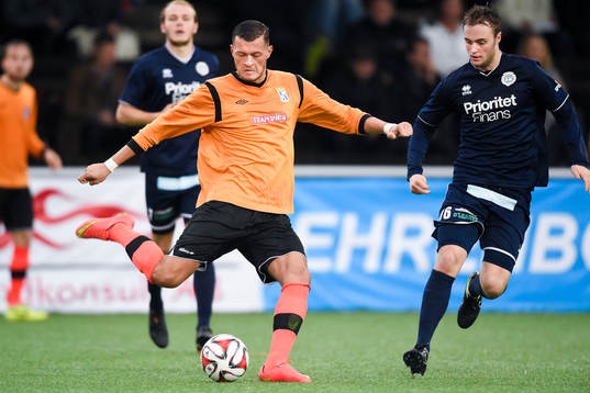 Kristianstads Albert Ejupi och Utsiktens Niklas Olsson (th)