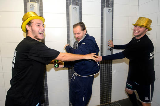 Utsiktens spelare trycker in tränare Janne Carlsson i