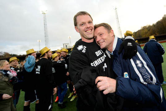 Utsiktens målvaktstränare Mikael Hedlund och forwardstränare Torbjörn Nilsson jublar