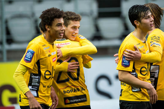 Elfsborgs Arian Kabashi (mitt i bild) kramas om och jublar