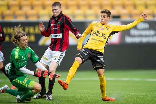 Elfsborgs Arian Kabashi styr bollen förbi Brommapojkarnas målvakt Viktor Göranzon