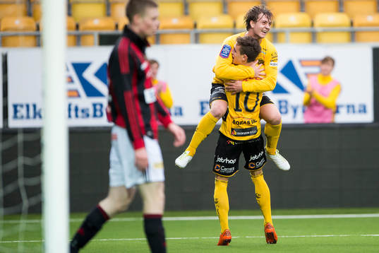 Elfsborgs Noel Johansson jublar tillsammans med Arian Kabashi (rygg mot kameran) efter 1-0