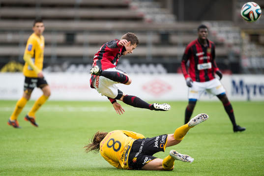 Brommapojkarnas Oliver Rodeblad Lowe i kamp med Elfsborgs Simon Olsson