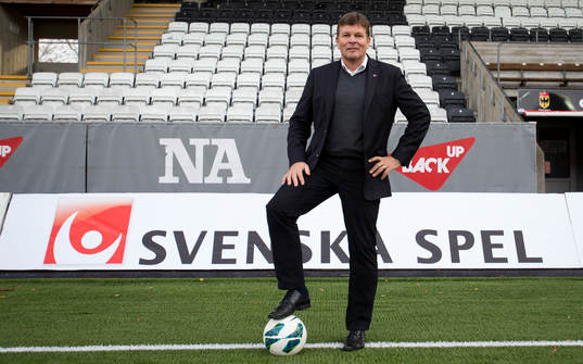 Svenska spels VD Lennart Käll poserar med en fotboll på