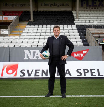 Svenska spels VD Lennart Käll poserar med en fotboll på