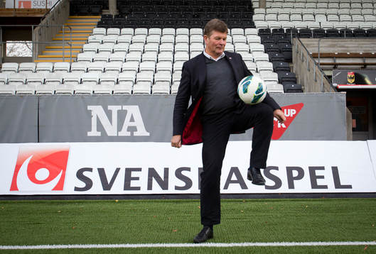 Svenska spels VD Lennart Käll poserar med en fotboll på