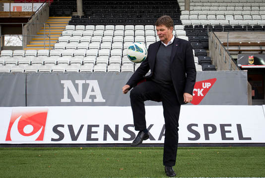 Svenska spels VD Lennart Käll poserar med en fotboll på