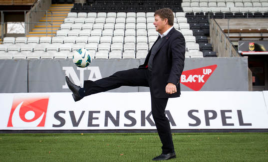 Svenska spels VD Lennart Käll poserar med en fotboll på