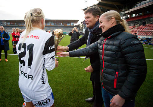 Sirius vinner finalen och prisutdelare är Svenska spels VD Lennart Käll och Victoria Sandell Svensson
