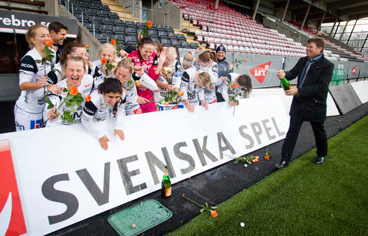 Sirius vinner finalen och prisutdelare är Svenska spels VD Lennart Käll som här på bilden sprutar Champis på vinnarna