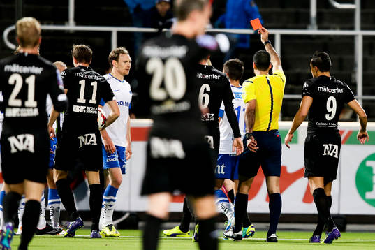 Norrköpings Marcus Falk Olander (tv) får rött kort