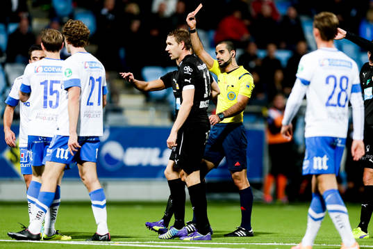 Norrköpings Marcus Falk Olander får rött kort