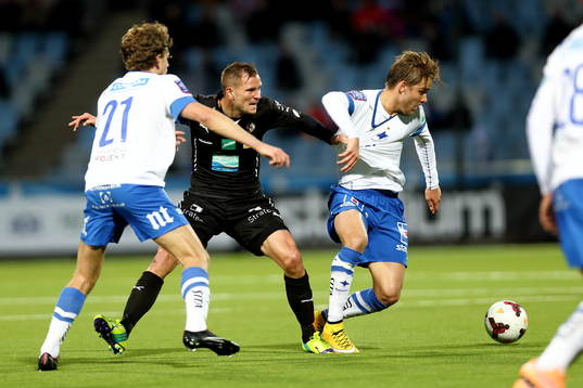 Örebros Robert Åhman Persson håller fast Norrköpings Christoffer Nyman i tröjan genom att dra i tröjan