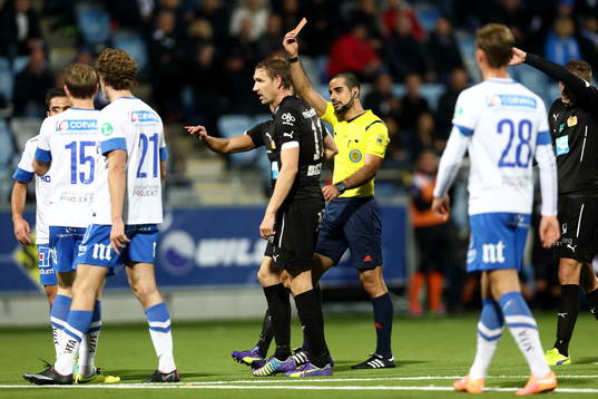 Domare Mohammed Al-Hakim tilldelar Norrköpings Marcus Falk