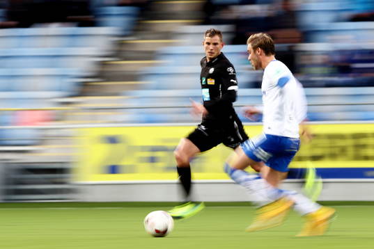 Örebros Robert Åhman Persson följer Norrköpings Christoffer Nyman som har bollen