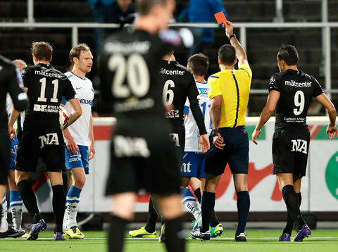 Norrköpings Marcus Falk Olander får rött kort av domare