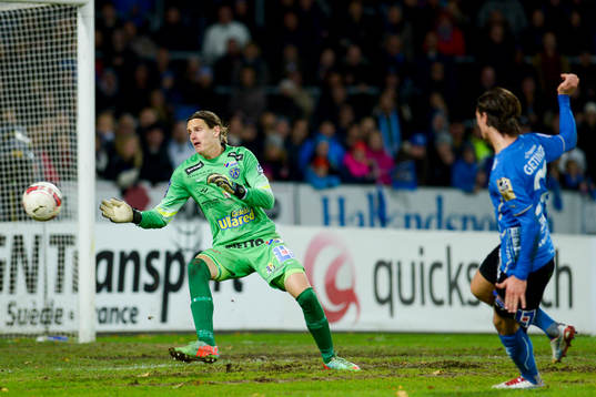 Halmstads Marcus Antonsson gör 4-0 bakom Falkenbergs målvakt Otto Martler