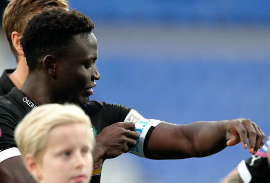Örebros Alhassan Kamara rättar till bindeln