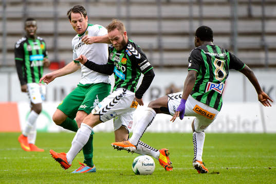 Hammarbys Johan Persson täcks undan av GAIS Asegeir Asgeirsson och Reuben Ayarna