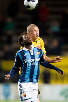 Djurgårdens Amadou Jawo och Elfsborgs Sebastian Holmén i nickduellen där Sebastian Holmén skadas