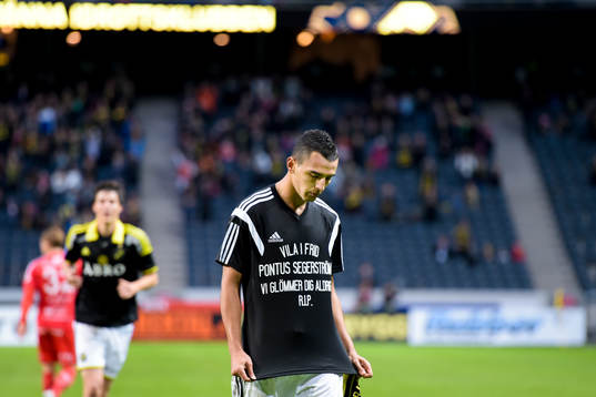 s Nabil Bahoui har gjort 2-0 och hedrar avlidne Pontus