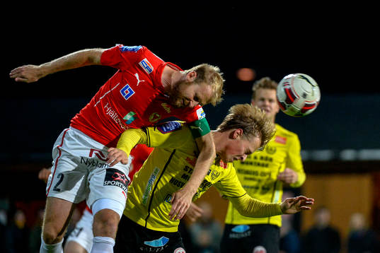 Kalmars Markus Thorbjörnsson och Mjällbys Robin Strömberg