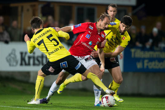Kalmars Pär Eriksson kommer mellan Mjällbys spelare