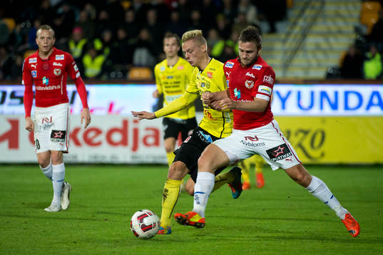 Kalmars Mats Solheim trycker till Mjällbys Mattias