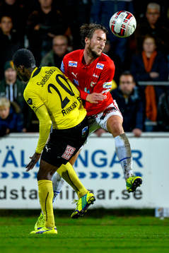 Mjällbys Kwame Bonsu och Kalmars Tor Øyvind Hovda
