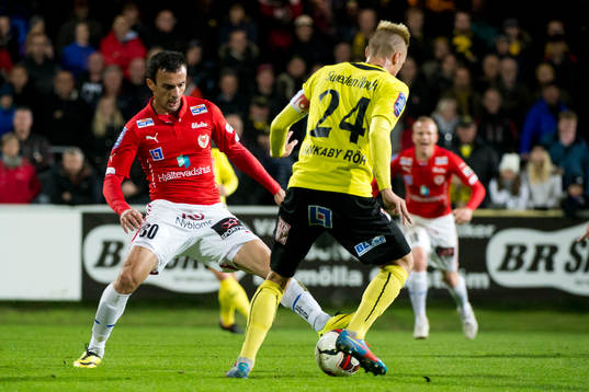 Kalmars Cesar Santini och Mjällbys Mattias Håkansson