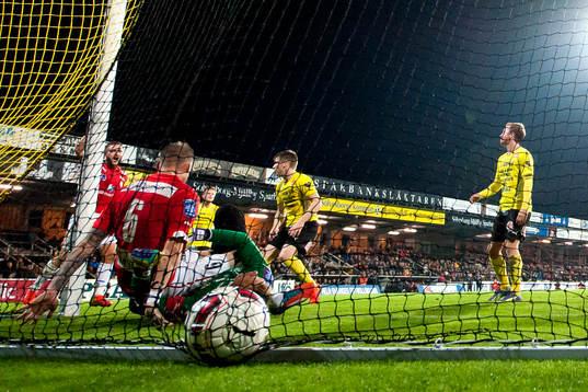 Kalmars Marcus Nilsson och Mjällbys målvakt Mattias Asper med bollen bakom Mjällbys linie