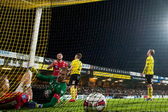 Kalmars Marcus Nilsson skjuter in bollen bakom Mjällbys målvakt Mattias Asper