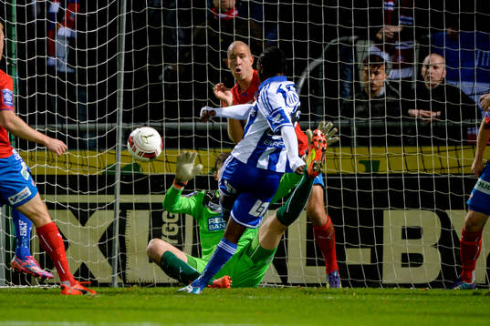 IFK Göteborgs May Mahlangu gör 0-1 bakom Helsingborgs målvakt Andreas Linde