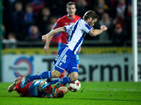 IFK Göteborgs Emil Salomonsson tacklas