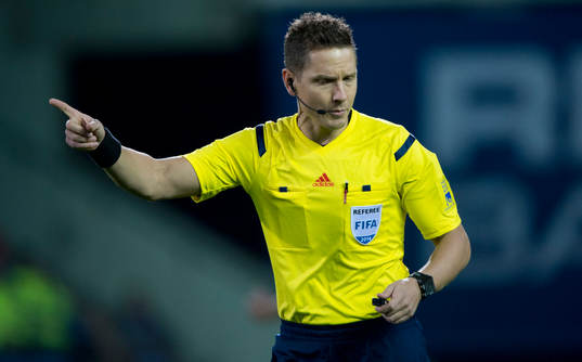  Domaren Martin Strömbergsson i matchen i allsvenskan i fotboll mellan Helsingborg och IFK Göteborg i Helsingborg 27 oktober 2014.