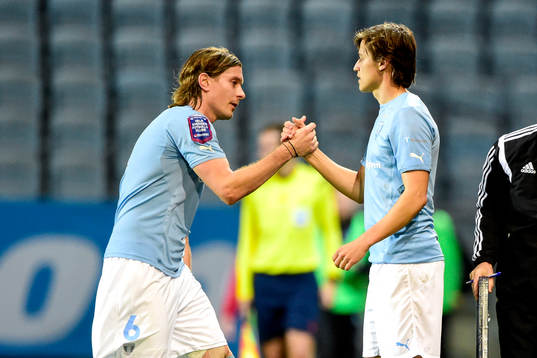 Malmö FFs Markus Halsti lämnar planen och in kommer Malmö FFs Simon Thern