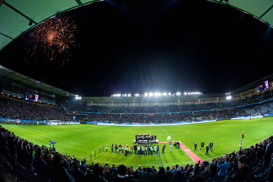 Fyrverkerier exploderar över Swedbank stadion när Malmö FF firas för sitt SM-guld
