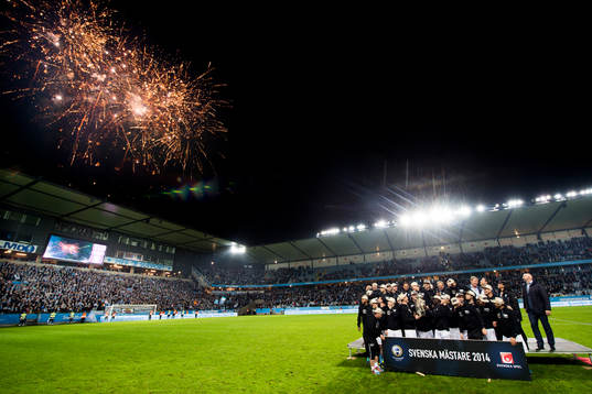 Malmö FFs spelare jublar med Lennart Johanssons Pokal och det avfyras fyrverkerier över Swedbank Stadion