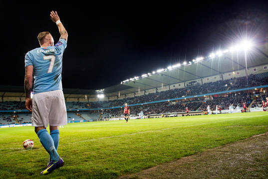 Malmö FFs Magnus Eriksson redo att slå en hörna