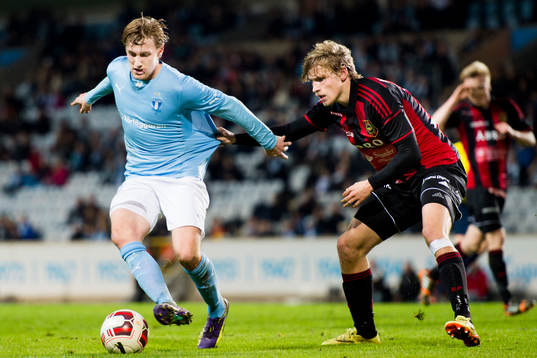 Malmö FFs Emil Forsberg blir dragen i tröjan av Brommapojkarnas Carl Starfelt