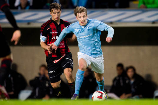 Malmö FFs Emil Forsberg jagad av Brommapojkarnas Jesper