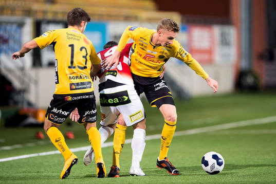 Kamp mellan Elfsborgs Eric Nilsson och Landskronas Alexander Tkacz