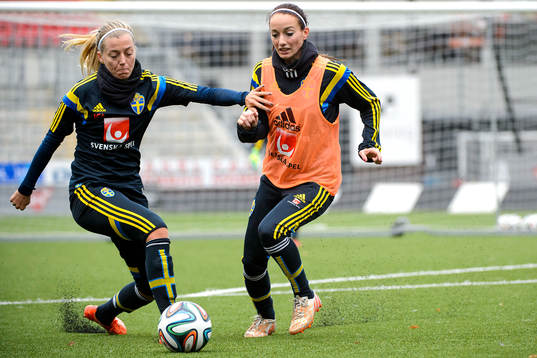 Sveriges Linda Sembrant i närkamp med Kosovare Asllani