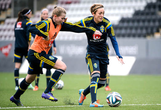 Sveriges Emma Berglund i närkamp med Therese Sjögran