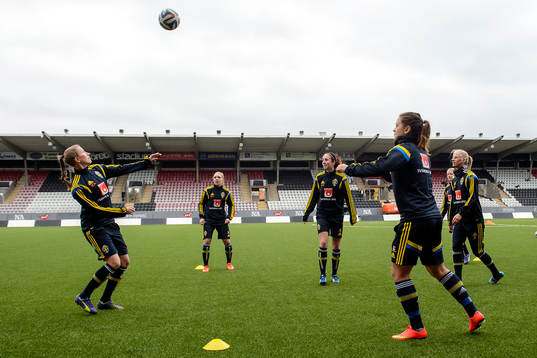 Sveriges Emma Berglund, Elin Rubensson, Marina Pettersson Engström, Marija Banusic och Sofia Jakobsson värmer upp innan en träning med damlandslaget i fotboll den 28 oktober 2014 i Örebro.