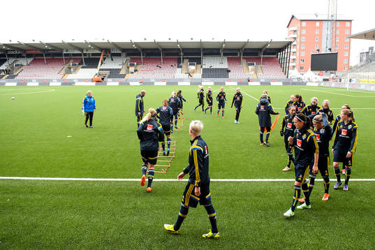 Spelarna värmer upp på arenan