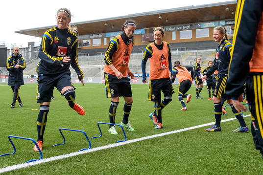 Sveriges Olivia Schough, Lotta Schelin och Therese Sjögran värmer upp