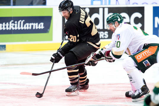 Frölundas Joel Lundqvist går förbi Färjestads Jakub