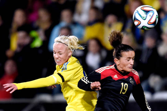 Sveriges Caroline Seger i nickduell med Tysklands Fatime