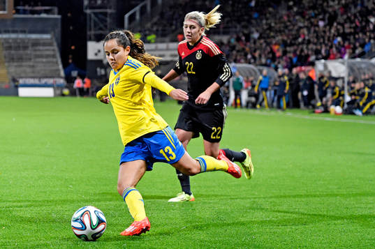 Sveriges Malin Diaz jagas av Tysklands Luisa Wensing